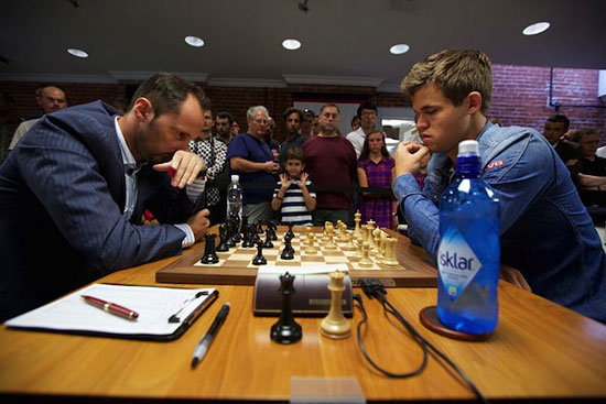 R1 Topalov vence nuevamente a Carlsen, en el tablero, no en el reloj