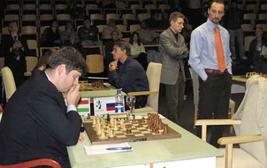 San Luis R 5 Svidler sentado, Topalov mira, atrás Morozevich y Adams