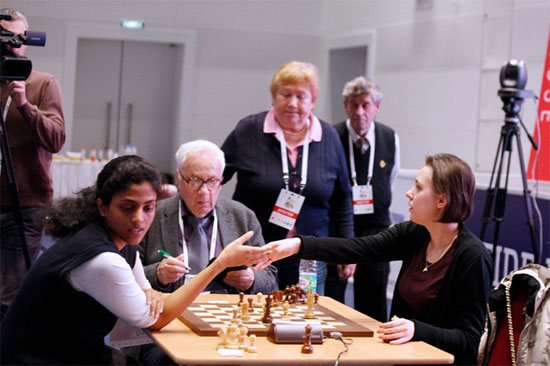 Semifinales, Harika abandona ante Muzychuk