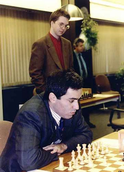 Short mira la apertura de  Kasparov, Tilburgo, 22 de octubre de 1991 ©  ANP - Cor Mulder