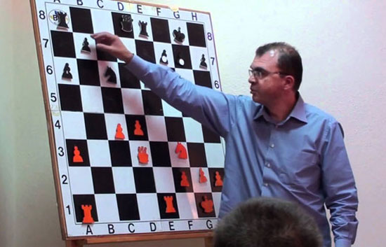 Sokolov explicando una estructura típica