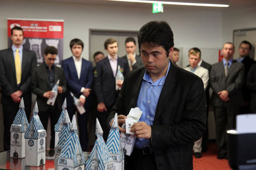 Sorteo Nakamura saca el número 9. Zug 2013