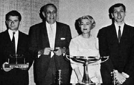 Spassky y Fischer, vencedores de Santa Mónica 1966 con Piatigorsky y Sra.