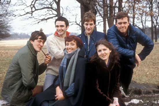 Stephen Fry, a su lado Emma Thompson y Hugh Laurie arriba a la derecha