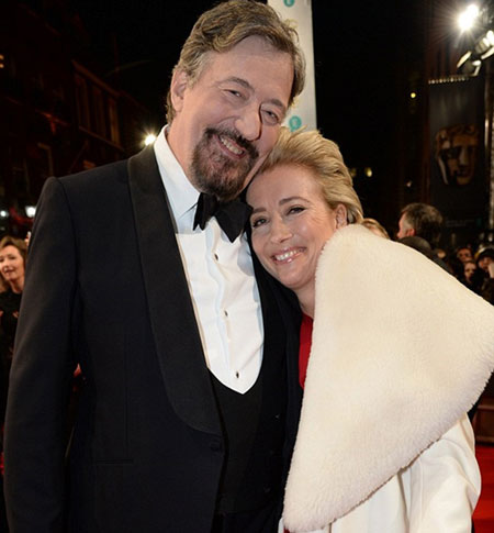 Stephen Fry, presentador de los premios BAFTA, los Oscar del Reino Unido, 2014, y su amiga Emma Thomson