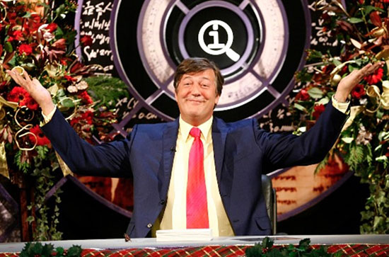 Stephen Fry presentando QI