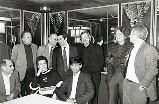 Tal, Lautier y Anand, de pie, Larsen, Korchnoi, Kasparov, Bessel Kok, Tmman, y Spassky Bruselas 1987