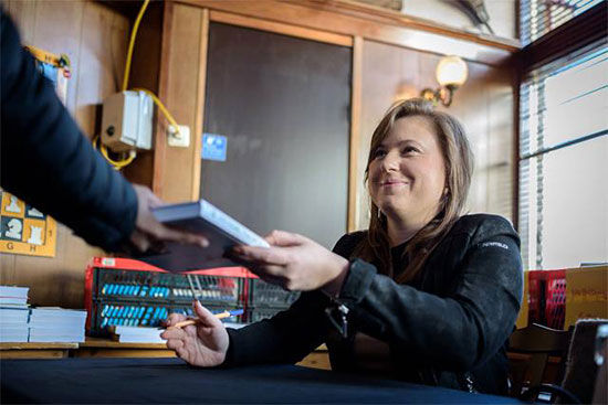 Judit Polgar visitó el torneo y firmó libros