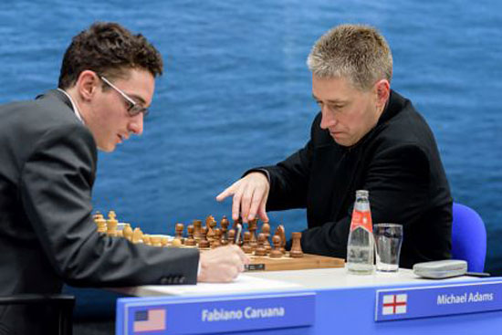 R 3 Caruana derrota a Adams 