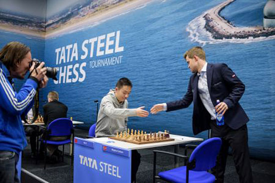 R 3 Primer encuentro, tal vez de muchos, entre Wei Yi y Carlsen, sin contacto visual