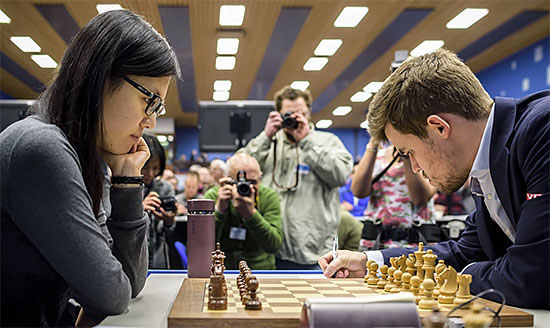 R 11 Carlsen vence a Hou Yifan, que cometió un grave error en el final 