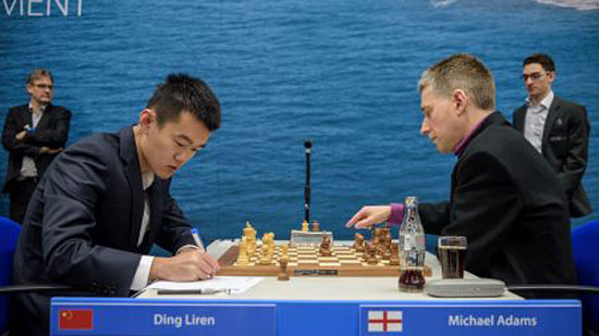 R 1 Wei Yi derrota a Adams