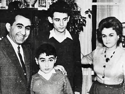 Tigran y Rona con sus hijos Mikhail y Vardan