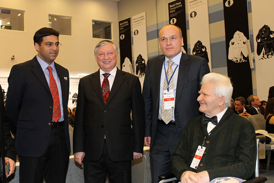 Tres campeones del mundo, Anand, Karpov y Spassky sentado