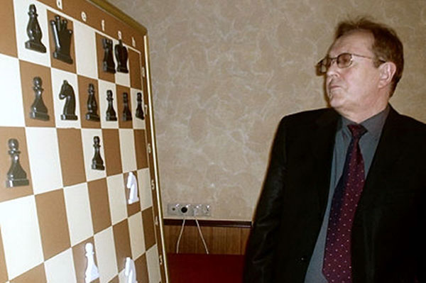 Tseshkovsky comentando su partida con Bareev de la Superfinal de 2004