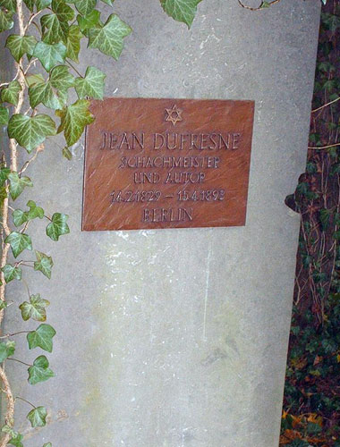 Tumba de Jean Dufresne con placa de bronce en el cementerio de Berlin-Weidensee Frank Hoppe