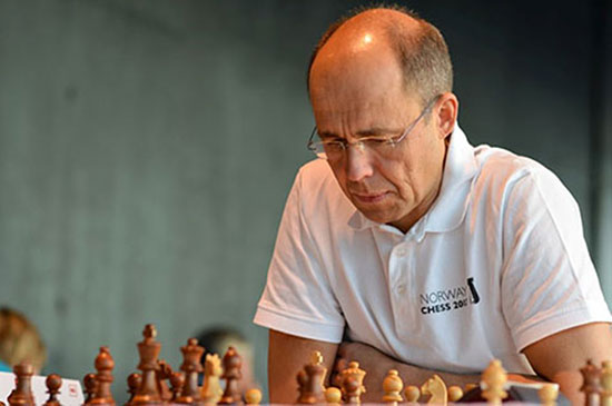 Un Carlsen jugando, Henrik, el padre de Magnus