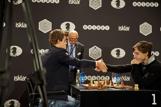 Un descontento Dubov acepta el empate ante Carlsen