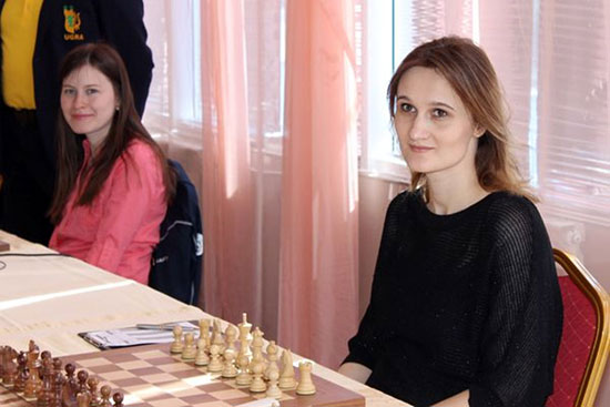 Viktorija Cmilyte, a su izq Natalija Pogonina. Rusia 2014