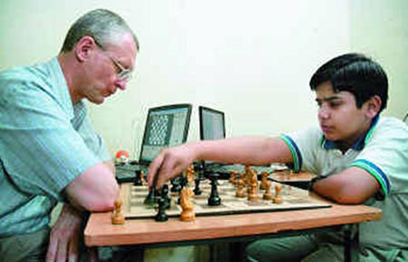 Vladimirov entrenando a Parimarjan Negi