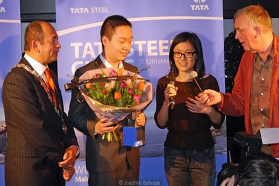 Wei Yi and Hou Yifan reciben presentes en la clausura 