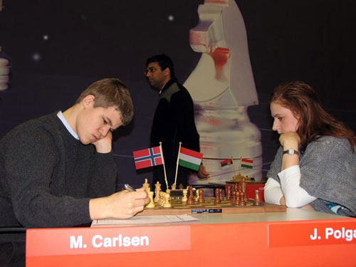con Carlsen en Wijk aan Zee 2008, Anand pasea
