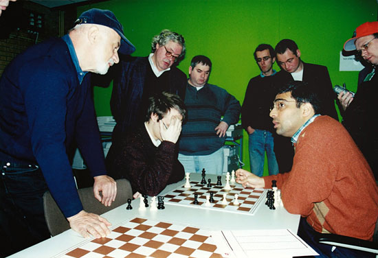 Sent. Tiviakov y Anand. De pie, Gulko, Ree, Aviv Fridman, Van den Doel, Ruther y John Henderson