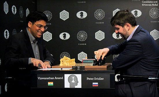 R 6 Anand y Svidler en relajada charla prepartida