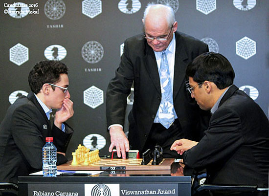 R 10 Caruana vence a Anand y pasa a liderar