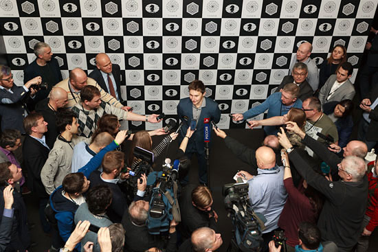 Karjakin campeón atiende a los periodistas